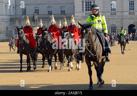 London, England, Großbritannien. Die berittene Polizei nimmt 11 Uhr am täglichen Wachwechsel in der Parade der Pferdegarde Teil. Rettungswachen (Hauskavalar) Stockfoto