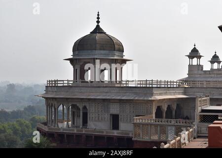 Shah Jahans Gefängnis Shah burj befindet sich in Agra Fort. Der Balkon des Palastes, auf dem Shah Jahan seine letzten Tage über Taj Mahal, Uttar Pradesh, Ind, zuschaute Stockfoto