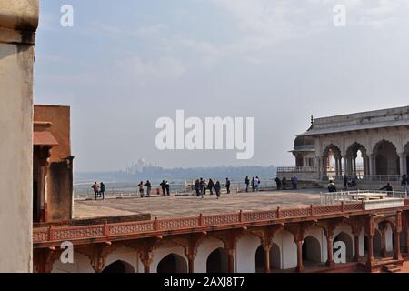 Agra, Uttar Pradesh, Indien, Januar 2020, Sah Der Taj vom Courtyard Agra Fort, Rakabganj Stockfoto