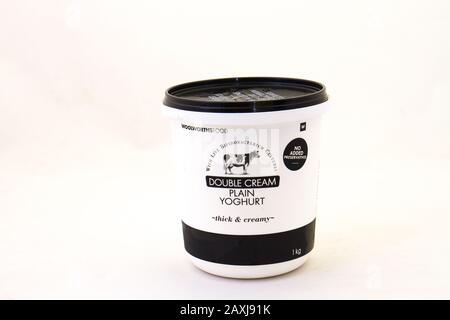 Alberton, Südafrika - eine Wanne Woolworths Food doppelt cremefarbenen und cremigen, einfarbigen Joghurt, isoliert auf einem weißen Hintergrundbild mit Kopierraum Stockfoto