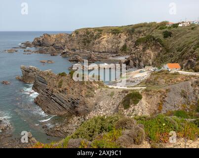Felsige zerklüftete Küste in der Nähe des Fischerhafendorfs Azenha do Mar, Alentejo Littoral, Portugal, Südeuropa Stockfoto