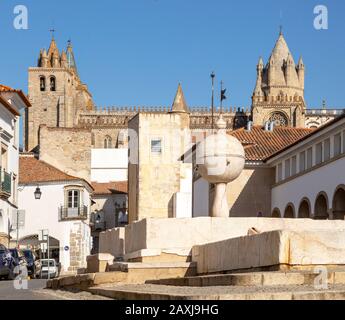 Brunnen Largo das Portas de Moura, Kathedrale und die umliegenden historischen Gebäude Innenstadt von Evora, Alto Alentejo, Portugal Stockfoto