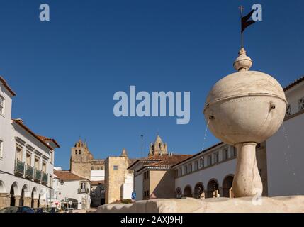 Brunnen Largo das Portas de Moura, Kathedrale und die umliegenden historischen Gebäude Innenstadt von Evora, Alto Alentejo, Portugal Stockfoto