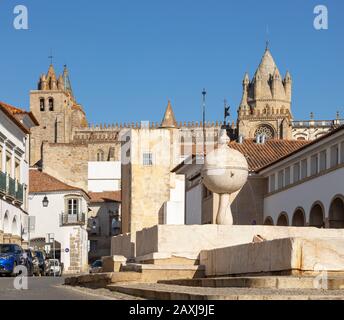 Brunnen Largo das Portas de Moura, Kathedrale und die umliegenden historischen Gebäude Innenstadt von Evora, Alto Alentejo, Portugal Stockfoto