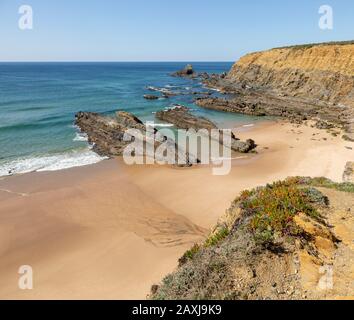 Felsige Küstenlandschaft Praia dos Alteirinhos Strand, Parque Natural do Sudoeste Alentejano e Costa Vicentina, Zambujeira do Mar, Alentejo, Portugal Stockfoto