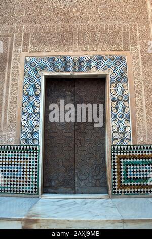 Granada Spanien, detaillierte Fliesen und Freiarbeiten an der Wand, die eine Tür an der Alhambra umgibt Stockfoto