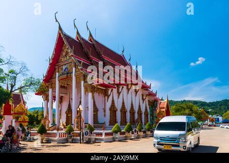 Wat Chalong, Phuket/Thailand-15December2019: Blick auf eine Pagode am historischen Wahrzeichen und buddhistischen Tempel mit blauem Himmel und sonnigem Tag Stockfoto