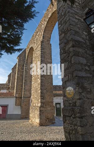 Aquädukt aus dem 16. Jahrhundert, Aqueduto da Agua de Prata, entworfen von Francisco de Arruda, das 1530er Jahre fertiggestellt wurde, Evora, Portugal Stockfoto