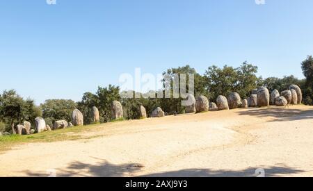 Neolother Steinkreis aus Granit-Felsbrocken, Cromeleque dos Almendres, Kreis Evora, Alentejo, Portugal, Südeuropa Stockfoto