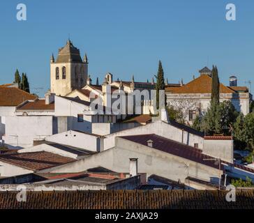 Blick über die Dächer der Gebäude im Dorf von Alvito, Distrikt Beja, Baixo Alentejo, Portugal, Südeuropa Stockfoto