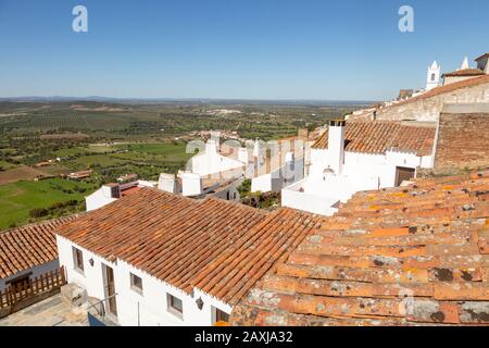 Das historische, ummauerte Dorf Monsaraz, Alto Alentejo, Portugal, Südeuropa bietet einen Blick über die Dächer von Norden über die Felder der Landschaft Stockfoto