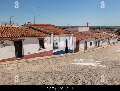 Traditionelle Straße von kleinen portugiesischen, weiß getünchten Häuschen, Mourão, Alentejo Central, Evora District, Portugal, Südeuropa Stockfoto