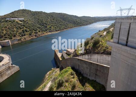 Barragem do Alqueva Staudamm Mehrzweckwassermanagementprojekt Rio Guadiana Fluss Wasserkraft Stromerzeugung Portugal Stockfoto
