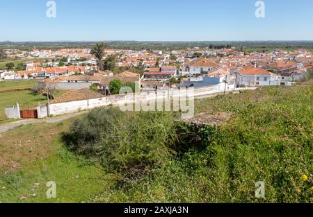 Blick auf das Dorf Ttaditional Portugiesisch weiß getünchte Cottage Houses, Mourão, Alentejo Central, Evora District, Portugal, Südeuropa Stockfoto