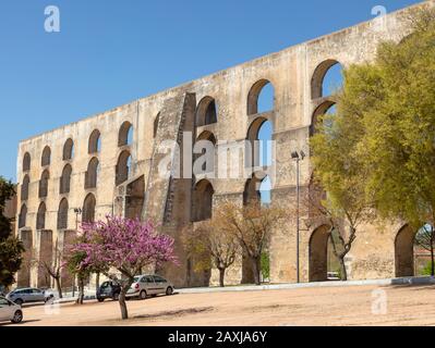 Das Aquädukt von Amoreira, Aqueduto da Amoreira, die Stadt Elvas, Alentejo, Portugal, Südeuropa, wurde auf den Fundamenten des bereits existierenden römischen Aquädukts errichtet Stockfoto