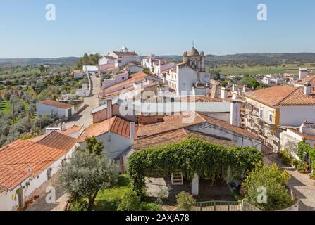 Blick über die Dächer von weiß getünchten Häusern und Straßen im kleinen ländlichen Siedlungsdorf Terena, Alentejo Central, Portugal, Südeuropa Stockfoto