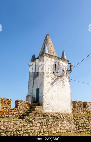 Zinnen steinerne Wälle und Wachturm in historischen Burgruinen bei Arraiolos, Alentejo, Portugal, Südeuropa - auch bekannt als Paço dos Alcaide Stockfoto