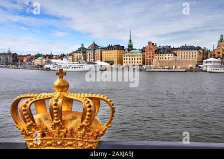 Stockholm, Schweden. Skeppsholmsbron (Skeppsholm Brücke) mit der berühmten Goldenen Krone und Altstadt im Hintergrund. HDR-Foto. Stockfoto