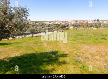 Blick auf die Gebäude ländliches Dorf von der Kirche Igreja Santa Bárbara de Padrões, in der Nähe von Castro Verde, Baixo Alentejo, Portugal, Südeuropa über Stockfoto