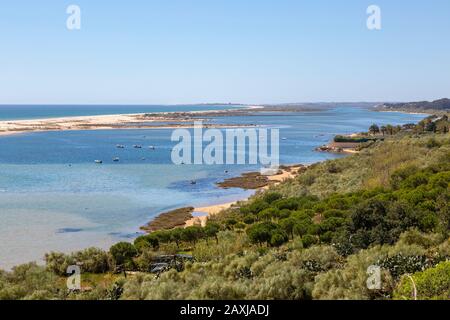 Küstenlandschaft mit unberührten Stränden und Lagune hinter der vorgelagerten Sandbar, Cacela Velha, Vila Real de Santo António, Algarve, Portugal, Southern Stockfoto