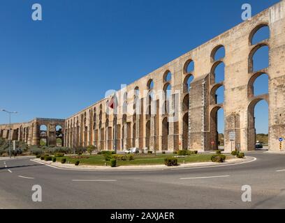 Das Aquädukt von Amoreira, Aqueduto da Amoreira, die Stadt Elvas, Alentejo, Portugal, Südeuropa, wurde auf den Fundamenten des bereits existierenden römischen Aquädukts errichtet Stockfoto