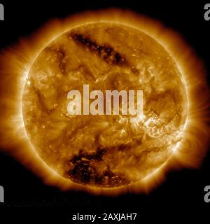 Die SONNE - 16. März 2015 - Dieses Bild vom Sonnendynamik Observatorium der NASA am 16. März 2015 zeigt zwei dunkle Flecken, genannt koronale Löcher. Die untere Ecke Stockfoto