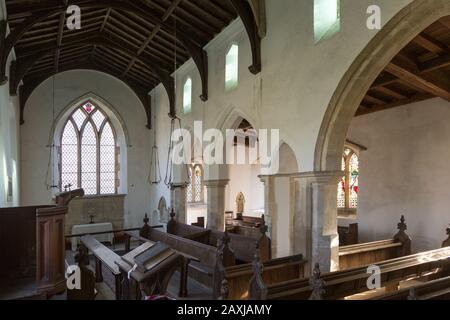 Inneneinrichtung historischer Holzpfauen, Holzdachträger, weiß getünchte Wände und Säulen, Allerheiligenkirche, South Elmham, Suffolk, England, Großbritannien, Stockfoto