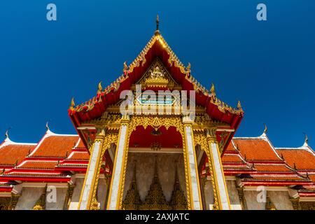 Wat Chalong, Phuket/Thailand-15December2019: Blick auf eine Pagode am historischen Wahrzeichen und buddhistischen Tempel mit blauem Himmel und sonnigem Tag Stockfoto