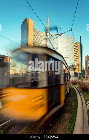 Mailand, ITALIEN - CIRCA FEBRUAR 2020: Mailand Italien, Porta Garibaldi District. Gae Aulenti-Platz. Unicredit Tower. Stockfoto