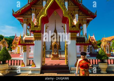 Wat Chalong, Phuket/Thailand-15December2019: Blick auf eine Pagode am historischen Wahrzeichen und buddhistischen Tempel mit blauem Himmel und sonnigem Tag Stockfoto