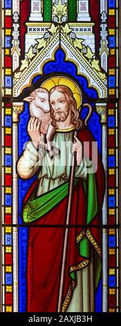 Jesus Christus, der gute Hirte, Buntglasfenster aus dem Jahr 1846, vermutlich von Wailes, Kirche St. James, Stert, Wiltshire, England, Großbritannien Stockfoto