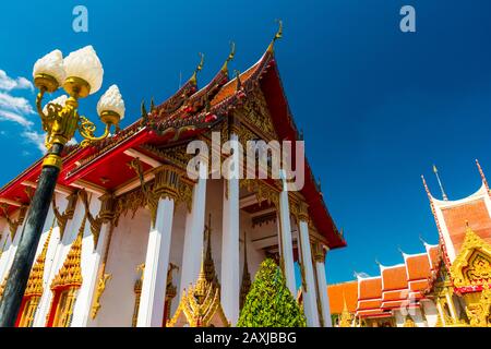 Wat Chalong, Phuket/Thailand-15December2019: Blick auf eine Pagode am historischen Wahrzeichen und buddhistischen Tempel mit blauem Himmel und sonnigem Tag Stockfoto