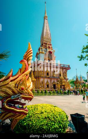 Wat Chalong, Phuket/Thailand-15December2019: Blick auf eine Pagode am historischen Wahrzeichen und buddhistischen Tempel mit blauem Himmel und sonnigem Tag Stockfoto