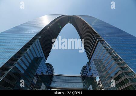Suzhou, China - 24. August 2018: Blick auf das Tor des Orients, Hose, orientalisches Bogengebäude im Suzhou Jinji See. Stockfoto