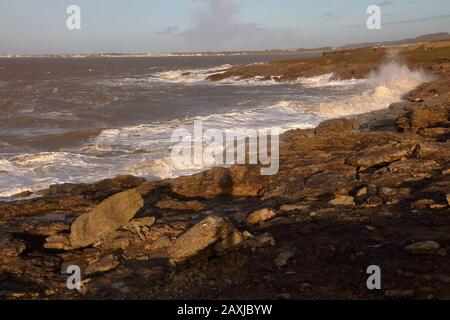 Die Folgen des Sturms Ciara mit den Meeren werden noch immer sehr aufgeregt und Wind hat bei der Ankunft am Strand an einem sonnigen Morgen zwei Tage danach angeheizt. Stockfoto