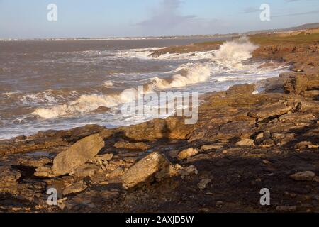 Die Folgen des Sturms Ciara mit den Meeren werden noch immer sehr aufgeregt und Wind hat bei der Ankunft am Strand an einem sonnigen Morgen zwei Tage danach angeheizt. Stockfoto