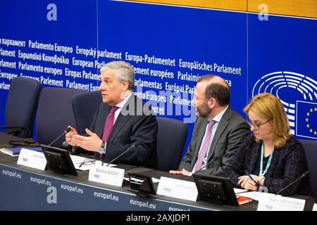 Februar 2020, Frankreich, Straßburg: Antonio Tajani (l-r, Forza Italia), Mitglied des Europäischen Parlaments, Manfred Weber (CSU), Fraktionschef der EVP, und Esther de lange (Christen Democratisch Appèl), stellvertretende Vorsitzende der EVP-Fraktion, die während einer Pressekonferenz im Europäischen Parlament sitzt. Die EVP fordert eine europäische Lösung zur Bekämpfung des aus China stammenden Corona-Virus, das bisher weltweit viele Menschenleben gefordert hat. Foto: Philipp von Ditfurth / dpa Stockfoto