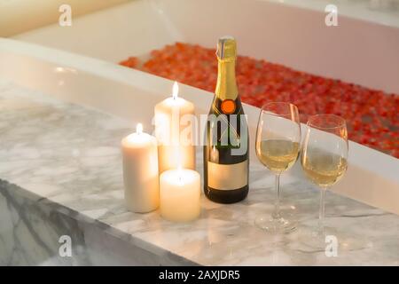 Zwei Gläser Champagner mit Kerze in der Nähe des Whirlpools. Valentines Hintergrund. Romantik-Konzept. Stockfoto