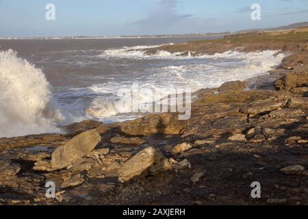 Die Folgen des Sturms Ciara mit den Meeren werden noch immer sehr aufgeregt und Wind hat bei der Ankunft am Strand an einem sonnigen Morgen zwei Tage danach angeheizt. Stockfoto