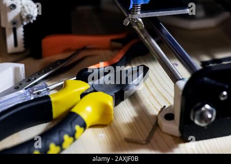 Werkzeuge in einer Werkstatt auf einem Holztisch Stockfoto
