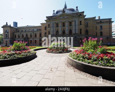 Bunte Blumen vor dem Nationaltheater in der Stadt Oslo, Norwegen Stockfoto