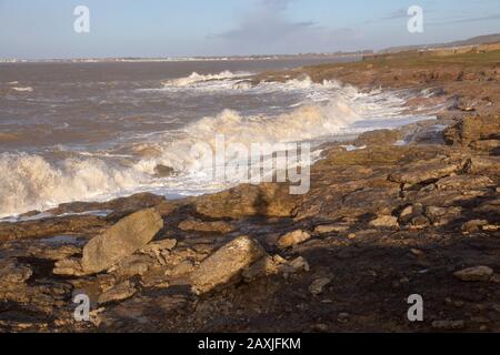 Die Folgen des Sturms Ciara mit den Meeren werden noch immer sehr aufgeregt und Wind hat bei der Ankunft am Strand an einem sonnigen Morgen zwei Tage danach angeheizt. Stockfoto
