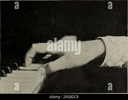 Mein System des übens für Geige und Lavier auf psycho-physiologischer grundlinie . Abb. VII Hochstand des 2/Fingers mit angespanntem Muskel.. Abb. VIII Tiefstand des 2. Finger (ohne jede Muskelspann). 18 Stockfoto