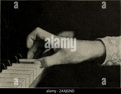 Mein System des übens für Geige und Lavier auf psycho-physiologischer grundlinie . Abb. VI Stand der Hand bei der Gleichbewehrung in Terzen. 17. Abb. VII Hochstand des 2/Fingers mit Angespanntem Muskel. Stockfoto