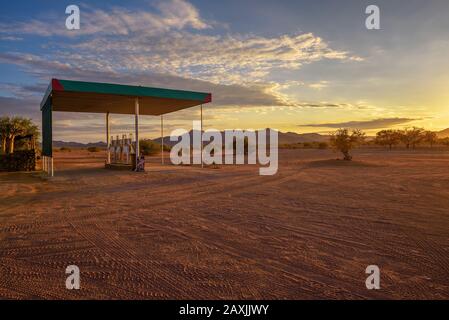 Puma Tankstelle auf einem Feldweg in der Namib Wüste bei Sonnenaufgang entfernt Stockfoto