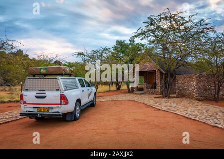 geländewagen mit einem Zeltdach in der Kaoko Bush Lodge in der Nähe von Etosha, Namibia Stockfoto