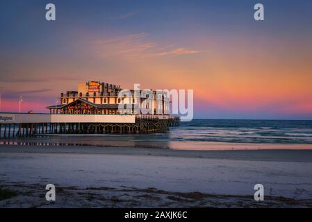 Sonnenuntergang über Daytona Beach Main Street Pier Mit Joe's Crab Shack Restaurant Stockfoto