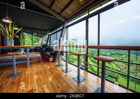 Innenansicht der Celeste Mountain Lodge mit Blick auf den Regenwald in Costa Rica Stockfoto