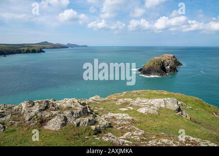 Blick von den Klippen über dem Traeth Llyfn Strand in der Nähe von Abereiddy, Pembrokeshire, Wales. Stockfoto