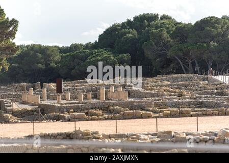 Ruinen von Ampuries, La Escala hinter den Ruinen von Empuries, in der Provinz Giron, Katalonien, Spanien. Stockfoto